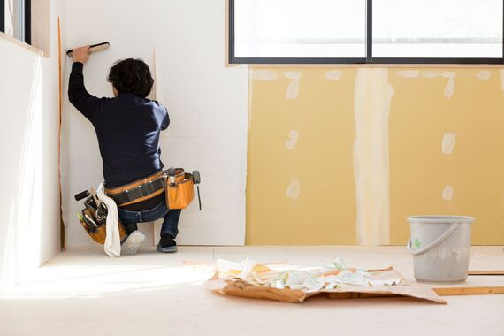 クロスの張替えを行う職人