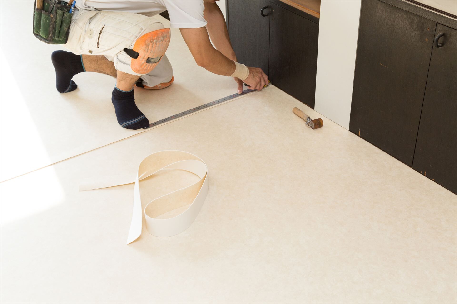 床の施工を行う職人
